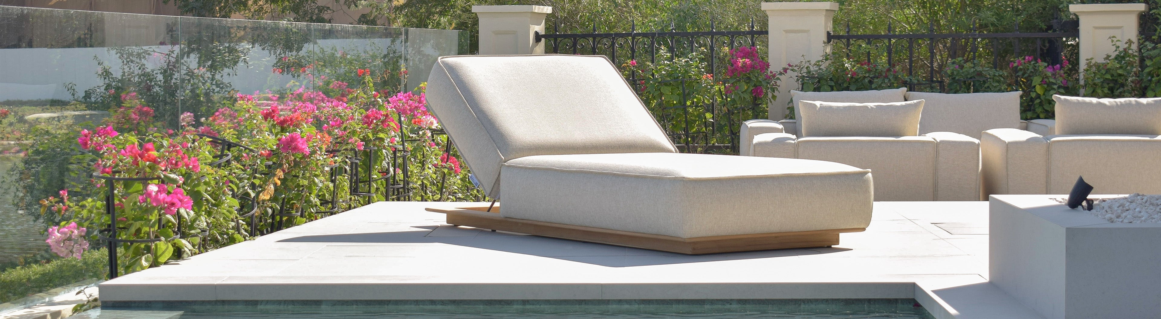 sun lounger with other sun loungers in dubai